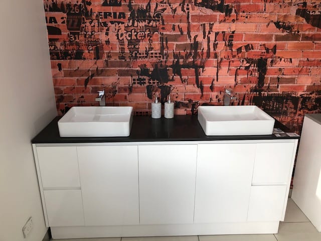 Highgrove Bathrooms - Mile End — recent bathroom supply store photo in Mile End SA 5031, SA (Google Business Profile)